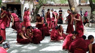 Una pagliacciata per deportare un monaco tibetano
