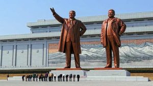 La grande e lugubre statua dei dittatori nordcoreani Kim Il-sung (1912-1994) e Kim Jong-il (1941-2011) sulla collina di Mansudae a Pyongyang, Corea del Nord