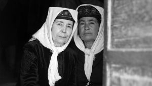 Donne della minoranza tagika rannicchiate