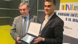 Al Salone del Libro di Torino, Marco Respinti (Bitter Winter) riceve il premio per la stampa