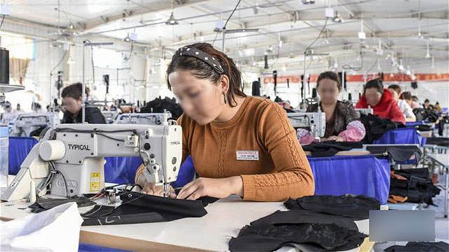 Donne uiguri che lavorano in una fabbrica gestita dal governo
