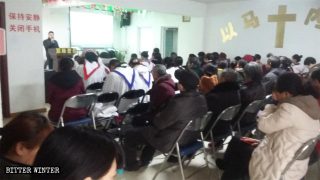 I fedeli della Chiesa di Xinwang durante un'assemblea