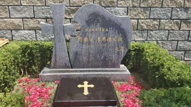 Dal momento che il PCC non lo ha mai riconosciuto come tale, sulla lapide il vescovo Stephen Li Side è ricordato come sacerdote e non come vescovo