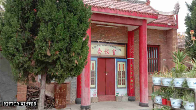 Le statue del tempio Guan Di nel villaggio di Beizhaizi sono state ricoperte ed è stato affisso un cartello con la scritta: «Sala riunioni del gruppo del villaggio»