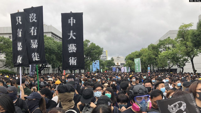 Un'assemblea di studenti dimostranti all'ingresso dell'Università cinese di Hong Kong il 2 settembre (Photo by VOA/Iris Tong)