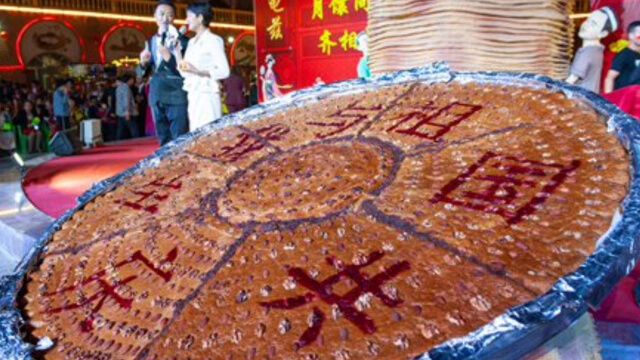 L'enorme nang, pronto per celebrare l'anniversario del comunismo