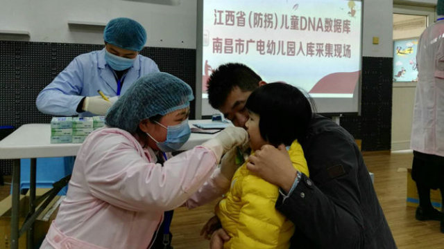 Sito per la raccolta dei campioni di DNA nella scuola materna Guangdian a Nanchang, la capitale dello Jiangxi