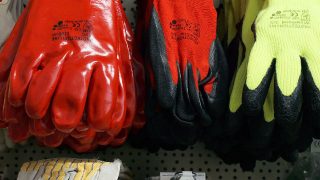 Arrestato per avere spedito guanti e citofoni a Hong Kong