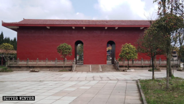 Cinque grandi statue che sorgevano all’aperto sono state “confinate” in un edificio dipinto di colore rosso.