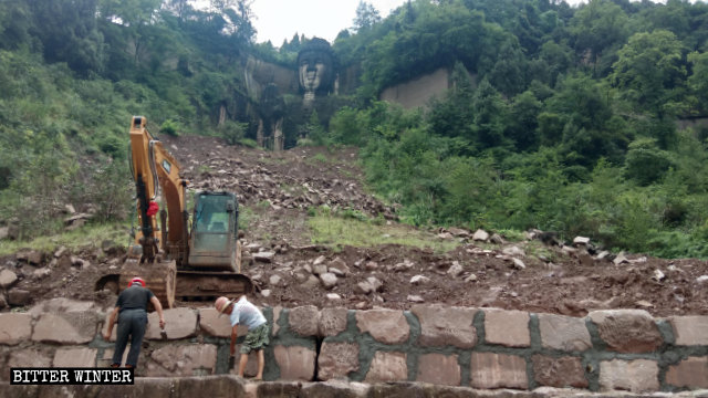 Gli operai edili durante la costruzione del muro di contenimento in preparazione della copertura della statua del Buddha