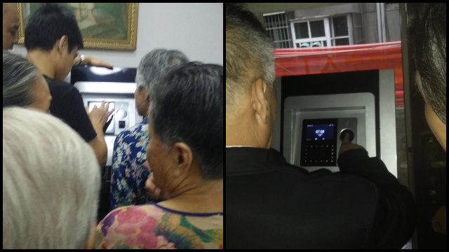Anziani fedeli fanno la fila per il rilevamento delle impronte digitali