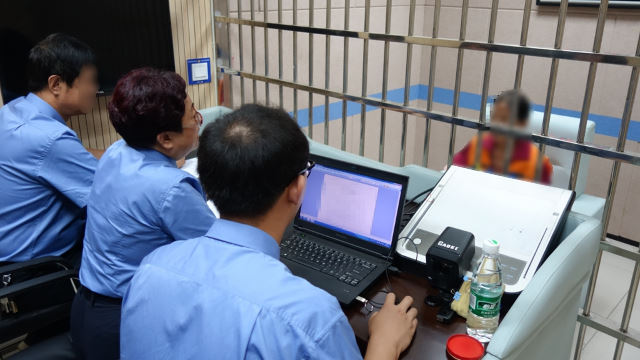 La polizia durante un interrogatorio in un centro di detenzione dello Shanxi