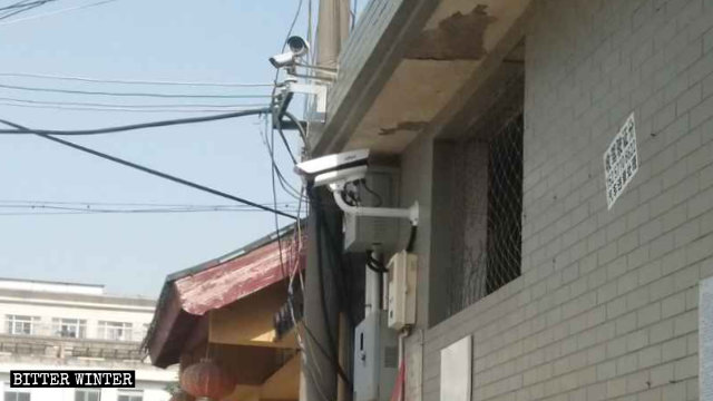 Una telecamera di sorveglianza, con riconoscimento facciale, è stata installata presso un tempio, seguendo la direttiva del PCC di avere telecamere in ogni edificio religioso.