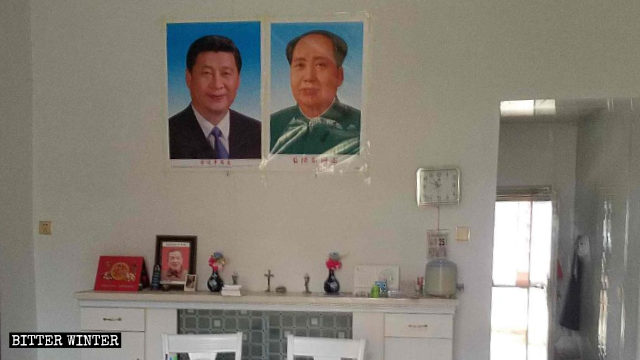 I ritratti di Xi Jinping e di Mao Zedong sono stati esposti in una sala per riunioni usata dai cattolici, nella contea di Poyang