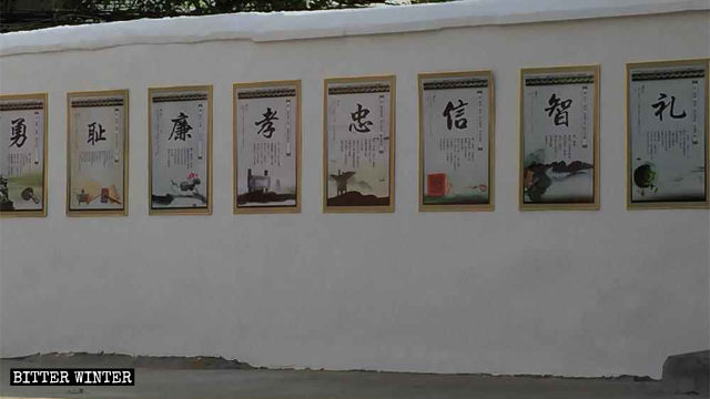 Slogan che promuovono la cultura confuciana appesi ai muri della cattedrale di san Giuseppe
