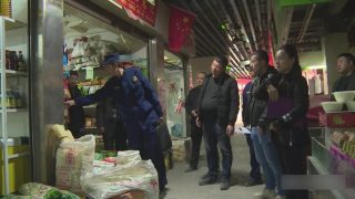 I funzionari del governo dello Xinjiang ispezionano i negozi