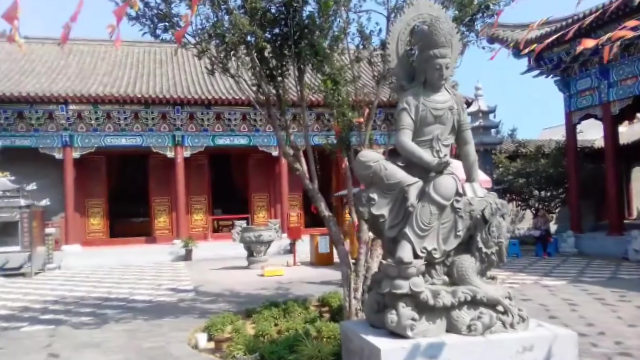 Una delle sale del tempio di Longfu, già completata, è stata demolita in agosto