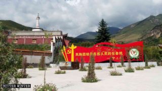 Templi buddhisti tibetani monitorati e monaci sotto controllo