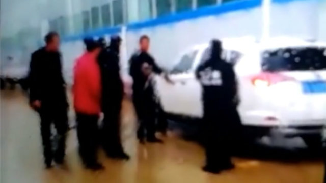 La polizia SWAT mentre arresta i fedeli dei Discepoli