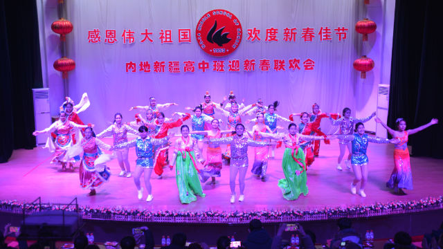 Studenti originari dello Xinjiang che frequentano la scuola media n. 14 nella città di Harbin durante uno spettacolo per festeggiare il nuovo anno