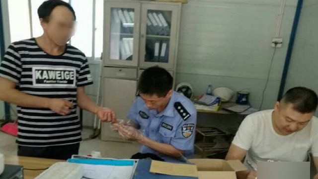 Un agente di polizia raccoglie i campioni di sangue dei residenti