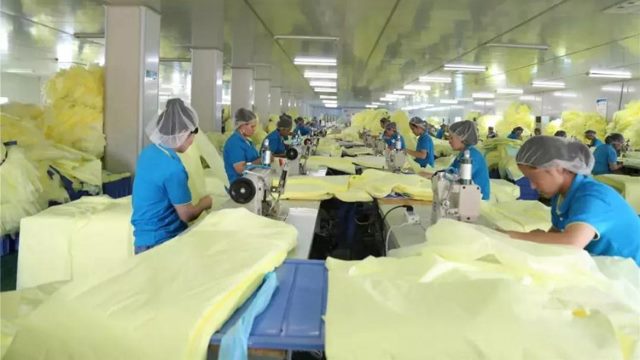 Uiguri al lavoro in una fabbrica