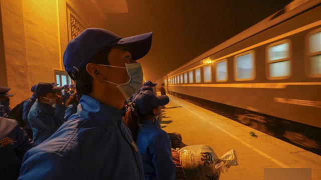 Lavoratori diretti verso lo Xinjiang settentrionale