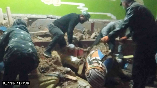 amministrazione locale demoliscono le statue
