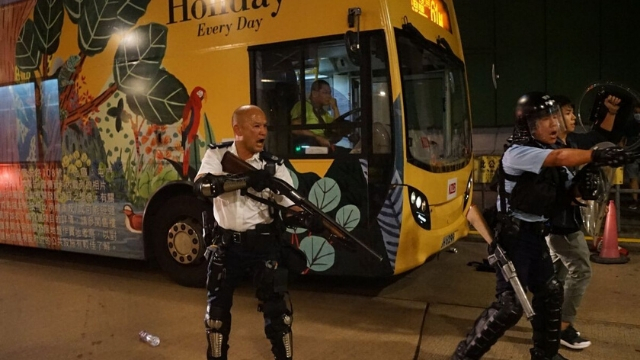 A Hong Kong la polizia si prepara ad agire