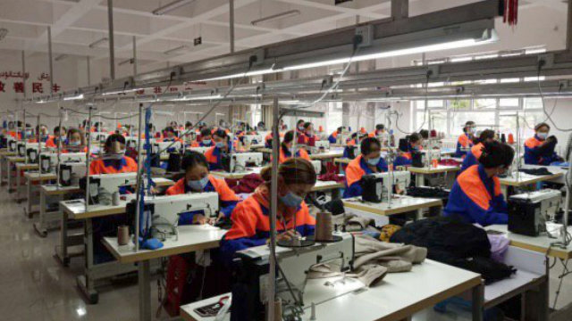 Donne uigure lavorano in una fabbrica