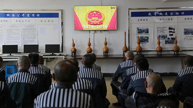I detenuti assistono ai video propagandistici del PCC