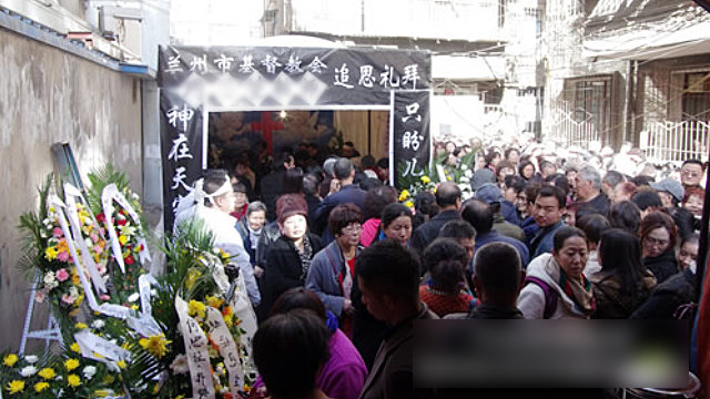Cristiani partecipano a un funerale