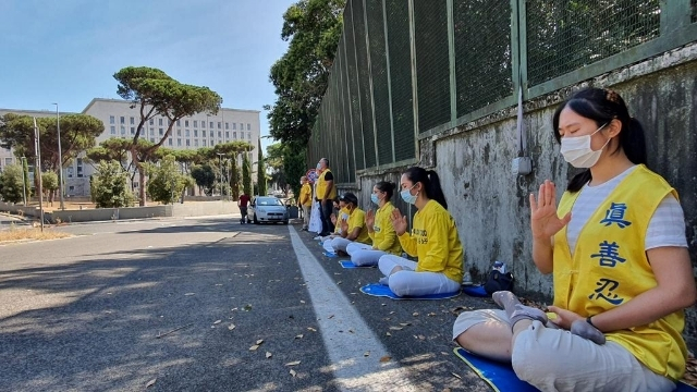 I praticanti del Falun Gong protestanto silenziosamente