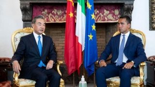 Il drago e il topo: il ministro cinese degli Esteri incontra il proprio omologo italiano tra le proteste