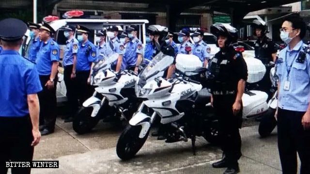 Poliziotti pronti per un raid