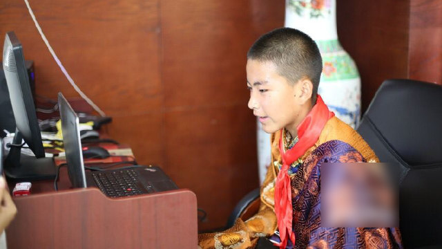 Uno studente tibetano della scuola media