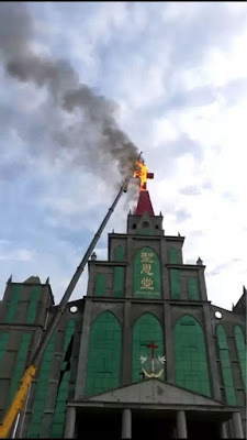 croce più grande della chiesa della Santa Grazia di Tanghe ha preso fuoco mentre veniva rimossa.