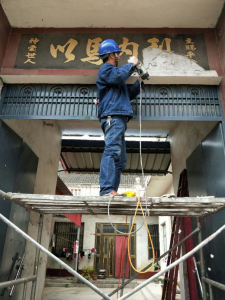 Un cartellone sulla porta di una residenza cristiana a Jiaozuo, nell’Henan, è stato rovinato.