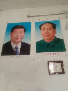 Ritratti di Xi e Mao sono stati appesi a una parete di una casa cristiana.