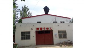 Nel villaggio di Lixianwu, i fedeli hanno avvolto la croce in una rete nera