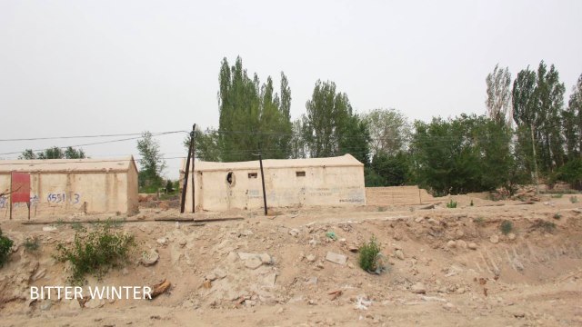 La moschea demolita si trovava sul lato posteriore delle due case che compaiono nell’immagine, a circa cento metri dalla strada