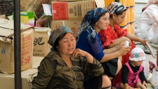 Racconti preoccupanti dai familiari dei prigionieri internati nei campi di rieducazione dello Xinjiang