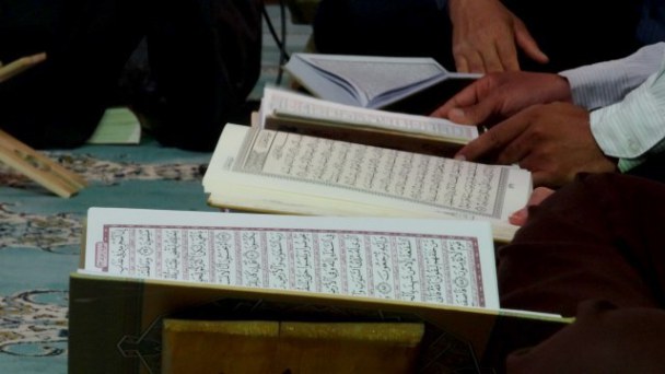 Musulmani leggono il Corano (Immagine in rete)