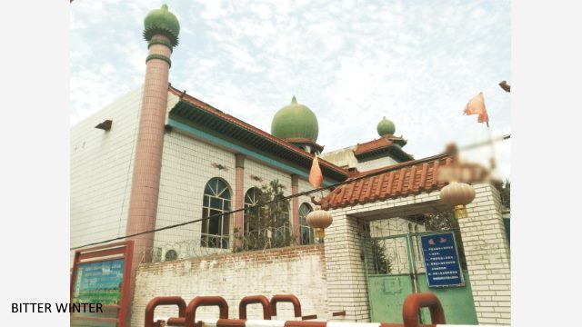 La moschea che si trovava presso la Squadra di produzione n._7 del villaggio di Liugong è stata chiusa e il muro perimetrale è stato coperto con filo spinato. Sono state issate due bandiere nazionali cinesi, una su ciascun lato dell’ingresso