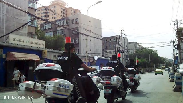 Poliziotti antisommossa in motocicletta che pattugliano la zona