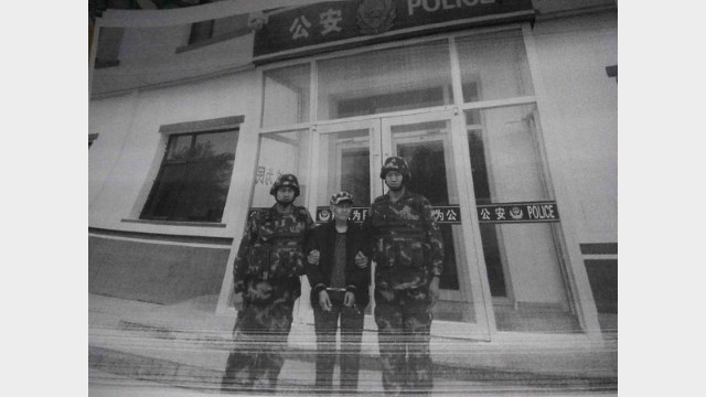 La polizia comiunista arresta Erdenetuya