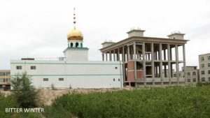 Le cupole e il simbolo con la luna e la stella sulla moschea