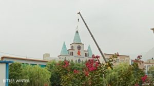 La croce viene rimossa dalla chiesa di Mu’en nella città di Dengfeng