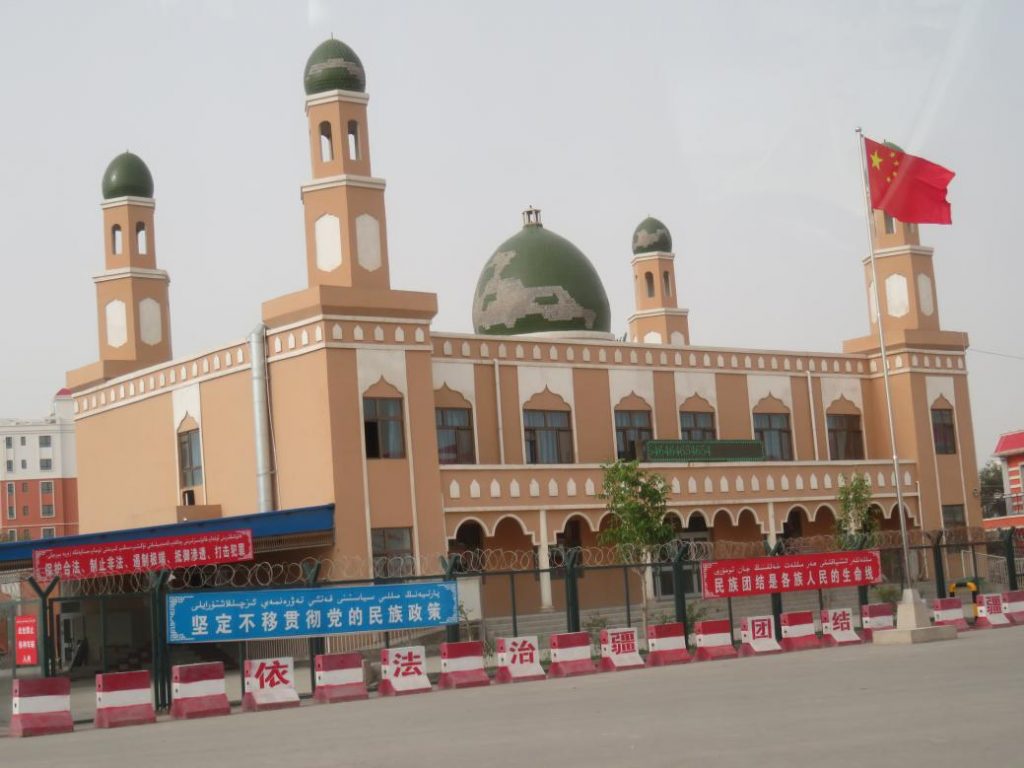 La mezzaluna è stata rimossa da questa moschea e la bandiera della Cina è stata issata all’ingresso
