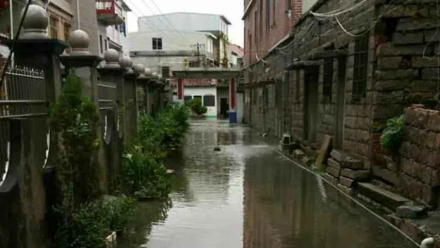 Le strade attorno al mercato di Honggouli erano spesso allagate a causa del vecchio sistema fognario